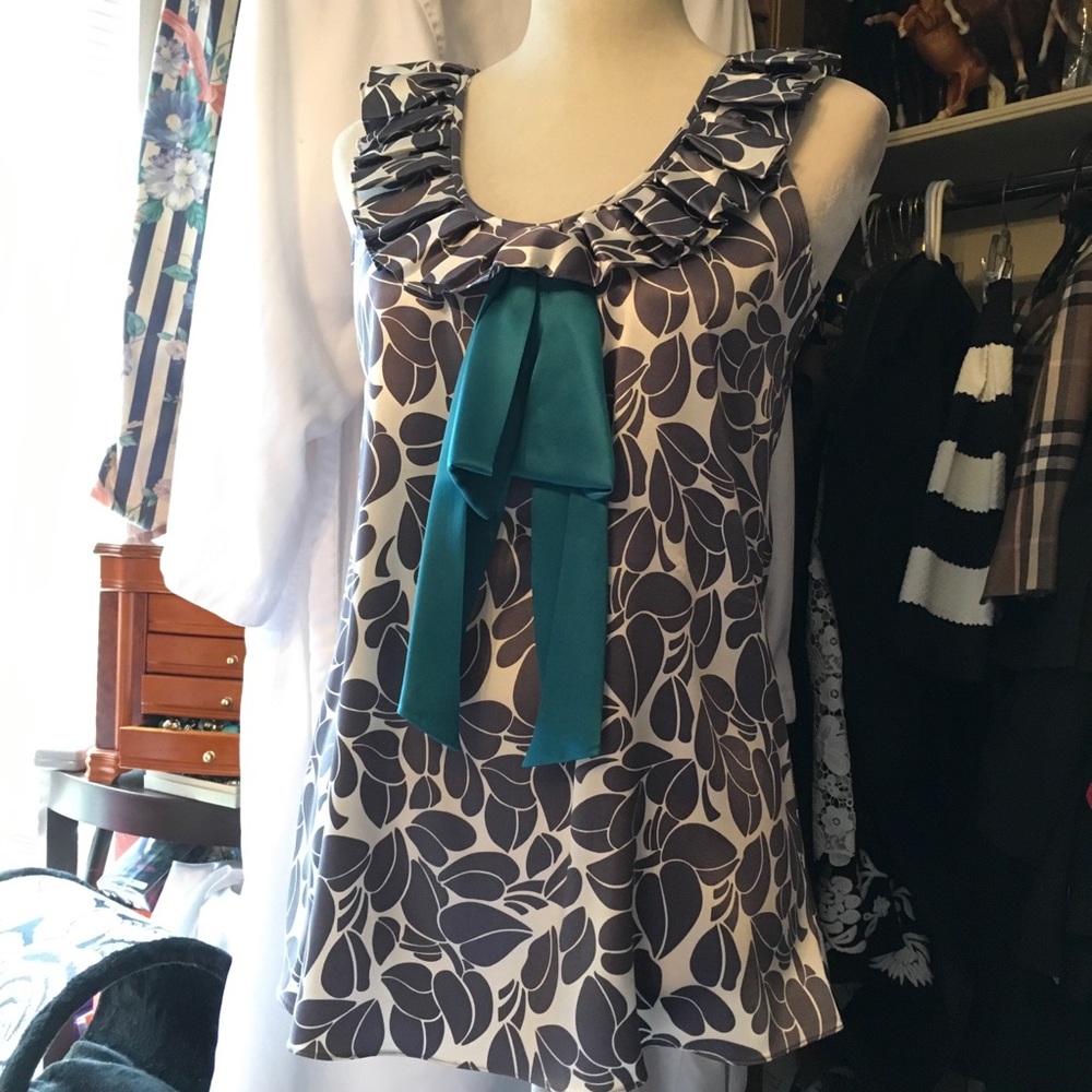 Cynthia Steffe 100% silk ruffled bow tied top Sm